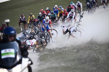 A 100 kilómetros de meta, caída masiva provocada por las fuertes rachas de viento. Alaphilippe, que ha saltado por los aires con voltereta incluida, entre los implicados. 
