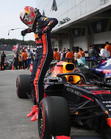 Max Verstappen celebra la victoria de carrera. 