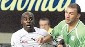 <b>PELEA. </b>Tobe y Schumacher en plena pugna por un balón