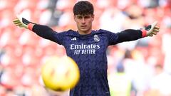 Kepa calienta en el Estadio de Vallecas.