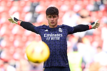 Kepa calienta en el Estadio de Vallecas.