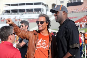 Al actor tejano le gusta acudir a partidos de la NFL y de ligas univesitarias como en la imagen, donde le podemos ver en un partido de Texas Longhorns.