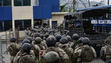 Soldiers arrive to the Zonal 8 prison after Ecuador's President Daniel Noboa declared a 60-day state of emergency following the disappearance of Adolfo Macias, leader of the Los Choneros criminal gang, from the prison where he was serving a 34-year sentence, in Guayaquil, Ecuador, January 9, 2024. REUTERS/Vicente Gaibor del Pino