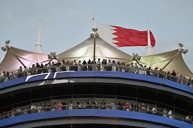 Los espectadores observan atentos la evolución de la carrera en el Circuito Internacional de Sakhir.