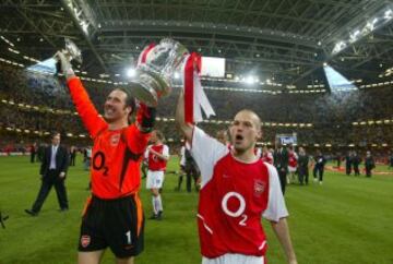 2003. Wenger y su Arsenal consiguen la FA Cup tras ganaro ganar alSouthampton 1-0. Seaman y Ljunberg.