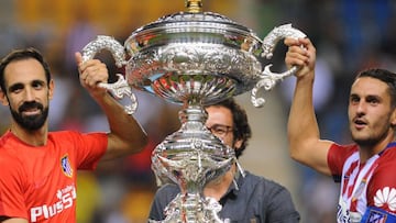Juanfran y Koke levantan la copa del Trofeo Carranza.
