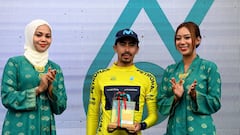 Iván Ramiro Sosa de Colombia y Movistar Team celebra ganar el Maillot Amarillo de Líder en la ceremonia del podio después del 26º Le Tour de Langkawi 2022, Etapa 6.