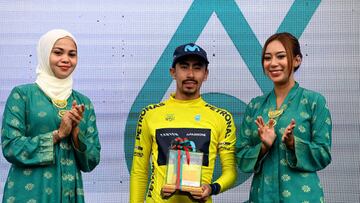Iván Ramiro Sosa de Colombia y Movistar Team celebra ganar el Maillot Amarillo de Líder en la ceremonia del podio después del 26º Le Tour de Langkawi 2022, Etapa 6.