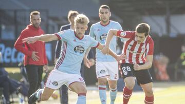 Daniel Wass golpea el bal&oacute;n ante C&oacute;rdoba, futbolista del Athletic de Bilbao.