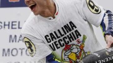 Rossi se define como "una gallina vieja" en la celebración de su noveno campeonato