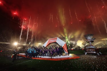 Fuegos artificiales rodean la celebración del Barcelona.