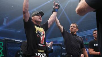 El peleador mexicano se retira de manera oficial con una dolorosa derrota ante Tito Ortiz, pero ahora disfrutará el tiempo junto a su familia.