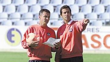 <b>SEGUNDO DE CAMPO. </b>Escribá, con sus apuntes junto a Quique.