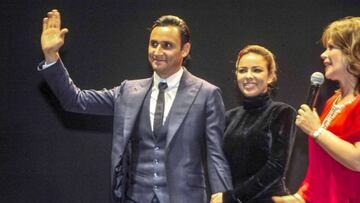 El portero costarricense del Real Madrid, Keylor Navas con su mujer Andrea Salas y la periodista Glennda Umaña en la presentación de su película biográfica "Hombre de fe" en 26 de diciembre de 2017 en el Centro de Eventos Pedregal, en Belén, provincia de Heredia (Costa Rica).