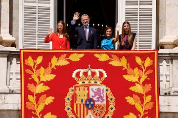 La Familia Real Española saluda al público desde el balcón del Palacio Real durante las conmemoraciones por el décimo aniversario de la proclamación del rey Felipe VI.