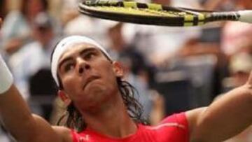 <b>NUEVO LOOK.</b> El español vistió sus típicos pantalones piratas, aunque de color negro, y una camiseta roja muy ajustada.