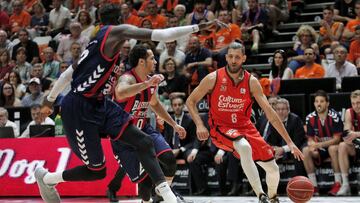 Antoine Diot ataca ante la defensa de Shane Larkin e Ilimane Diop.