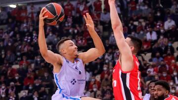 Dante Exum, base del Barça, se lanza a anotar ante el Olympiacos.