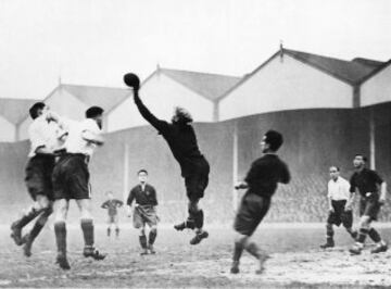 Ricardo Zamora fue el primer gran portero de la historia, considerado el primer crack del fútbol español en su honor se instituyó en 1959 el Trofeo Zamora sus paradas y actuaciones se hicieron míticas. Dió nombre a un curioso movimiento de despeje del portero con el codo, inventado por él y que desde entonces es conocido como zamorana. Jugó en Barcelona, Real Madrid y Español. En 1920 se constituyó por vez primera la Selección de fútbol de España y Zamora no sólo formó parte de la misma, sino que se convirtió en la figura del equipo.