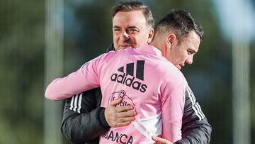 El entrenador Carlos Carvalhal se abraza a Iago Aspas durante un entrenamiento del Celta.
