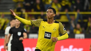 (FILES) Dortmund's English midfielder Jude Bellingham celebrates scoring the 2-1 goal with his team-mates during the German first division Bundesliga football match between Borussia Dortmund and TSG 1899 Hoffenheim in Dortmund, western Germany, on August 27, 2021. English teenager Jude Bellingham will move from Borussia Dortmund to Real Madrid for a fee in excess of 100 million euros (USD 107 million), the German side announced on June 7, 2023. (Photo by Ina Fassbender / AFP) / DFL REGULATIONS PROHIBIT ANY USE OF PHOTOGRAPHS AS IMAGE SEQUENCES AND/OR QUASI-VIDEO