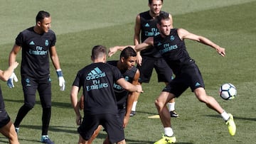 GRA026. Madrid (Spain), 26/08/2017.- Real Madrid's Costa Rican goalkeeper Keylor Navas (L), Brazilian midfielder Carlos Henrique Casemiro (C) and Welsh forward Gareth Bale (R) take part in a training session in Madrid, Spain, 26 August 2017, to prepare their upcoming Primera Division league's game against Valencia on 27 August. (España, Brasil) EFE/EPA/Javier Lopez