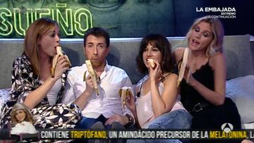 Amaia Salamanca y Corber車 se comen un pl芍tano en la cama