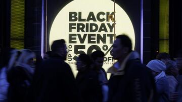 Shoppers walk along Oxford Street on Black Friday in London, Britain November 24, 2023. Reuters/Hollie Adams