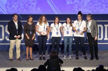 Premio al trabajo en equipo a las "Leonas" de rugby.
El seleccionador José Antonio Barrio, la directiva Mariola Arraiza y las jugadoras Carlota Méliz, Lourdes Alameda, Eva Aguirre y María Ahís, y  Marta Higueras, primera Teniente Alcalde del ayuntamiento 