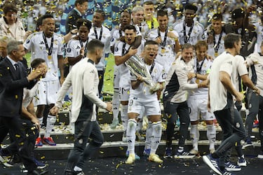 Mbappé celebra con sus compañeros su primer título con el Real Madrid.