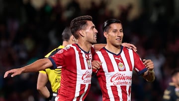 AME5699. CIUDAD DE MÉXICO (MÉXICO), 18/02/2023.- El jugador de Chivas Carlos Cisneros (d) celebra con su compañero Daniel Ríos una anotación ante Pumas hoy, durante un partido de la jornada 8 del Torneo Clausura del fútbol mexicano, en el Estadio Olímpico Universitario de la Ciudad de México (México). EFE/José Méndez
