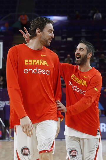 Pau Gasol y Juan Carlos Navarro conversan minutos antes del inicio del partido ante Rusia, por el tercer y cuarto puesto del Eurobasket 2017.