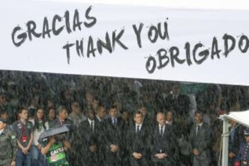 El presidente de la FIFA, Gianni Infantino, el presidente de la Conmebol, Alejandro Domínguez, y el exfutbolista holandés Clareence Seedorf, entre otras personalidades, asiste al funeral colectivo por las víctimas del trágico accidente en el estadio Arena Condá de Chapecó.