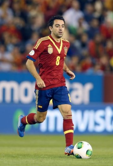 (05/08/2014) Xavi Hernandez conduce el balón en el partido España - Georgia de clasificación para del Mundial de Brasil 2014.