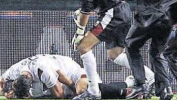 <b>EL DRAMA </b>Dragutinovic trata de reanimarle en presencia de Palop y el doctor Muñoz.