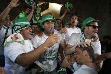 El equipo festeja el ascenso por las calles de Elche.