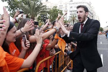 Guillem Vives celebra con la afición durante la recepción en el ayuntamiento de Valencia.