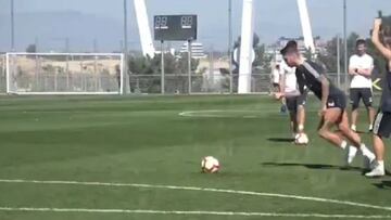 Pique entre Sergio Ramos y James Rodr¨ªguez por ver qui¨¦n tira mejor las faltas