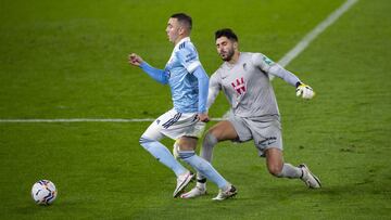 Iago Aspas regatea a Rui Silva en la jugada del tercer gol del Celta contra el Granada.