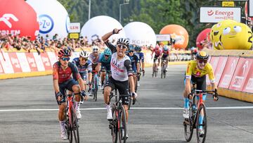 Duszniki-zdroj (Poland), 30/07/2023.- Polish Rafal Majka of UAE-Team Emirates (C), Polish Michal Kwiatkowski of Ineos Grenadiers (L) and Slovenian Matej Mohoric of Bahrain-Victorious (4L) celebrate at the finish line of the third stage of the 80th Tour de Pologne 2023 cycling race over 163,3 km, from Walbrzych to Duszniki-Zdroj, in Duszniki-Zdroj, Poland, 31 July 2023. Majka won ahead of second placed Mohoric and third placed Kwiatkowski. (Ciclismo, Bahrein, Polonia, Eslovenia) EFE/EPA/MACIEJ KULCZYNSKI POLAND OUT
