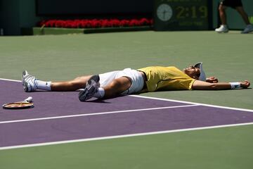 En Miami empez車 todo para Novak Djokovic. En Cayo Vizcaino, el serbio pas車 a la historia en 2007 como el jugador m芍s joven en ganar el torneo. A sus 19 a?os, Nole se plant車 en la final sin ceder un solo set, misma receta que implant車 en el 迆ltimo duelo ante Guillermo Ca?as, a quien arras車 por un 6-3, 6-2 y 6-4. Fue el primer t赤tulo de Masters de su carrera y el cuarto de su palmar谷s. ※Espero que esto sea el comienzo de una larga carrera§, confes車 el de Belgrado, que 17 Grand Slams despu谷s no ha ido desencaminado#