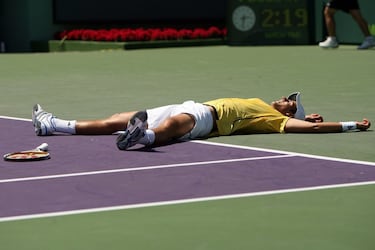 En Miami empezó todo para Novak Djokovic. En Cayo Vizcaino, el serbio pasó a la historia en 2007 como el jugador más joven en ganar el torneo. A sus 19 años, Nole se plantó en la final sin ceder un solo set, misma receta que implantó en el último duelo ante Guillermo Cañas, a quien arrasó por un 6-3, 6-2 y 6-4. Fue el primer título de Masters de su carrera y el cuarto de su palmarés. “Espero que esto sea el comienzo de una larga carrera”, confesó el de Belgrado, que 17 Grand Slams después no ha ido desencaminado…