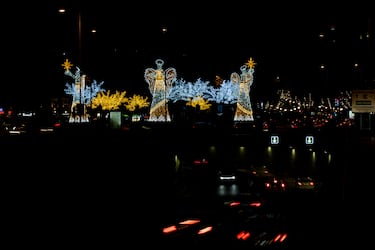 Madrid ilumina sus calles con más de 13 millones de luces LED en 240 puntos de la ciudad, destacando un árbol de 37 metros en Sol, un túnel luminoso en Gran Vía y un ángel gigante de 18 metros en Colón.