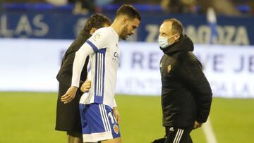 Atienza se retira lesionado junto al doctor De los Mártires y el fisio Míchel Román.