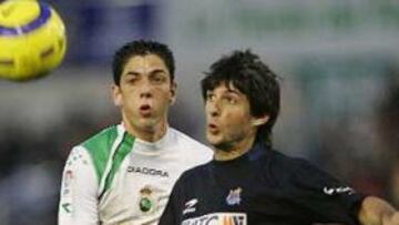 <B> APOYA A SU COMPAÑERO. </B> El central realista se ha quedado estremecido al ver las imágenes de la lesión de Aramburu.