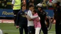 El gran gesto de Tévez con hincha que se metió a la cancha