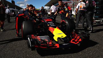 SUZUKA, JAPAN - OCTOBER 07: Max Verstappen of the Netherlands driving the (33) Aston Martin Red Bull Racing RB14 TAG Heuer is pushed onto the grid before the Formula One Grand Prix of Japan at Suzuka Circuit on October 7, 2018 in Suzuka.  (Photo by Mark Thompson/Getty Images)