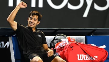 Chile&#039;s Christian Garin celebrates after beating Spain&#039;s Pedro Martinez in their men&#039;s singles match on day three of the Australian Open tennis tournament in Melbourne on January 19, 2022. (Photo by MICHAEL ERREY / AFP) / -- IMAGE RESTRICTE