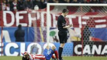 17/01/13 ESTADIO VICENTE CALDERON 
 PARTIDO IDA CUARTOS DE FINAL COPA DEL REY 
 ATLETICO DE MADRID - BETIS 
 JUANFRAN LESION 
 ARBITRO UNDIANO MALLENCO *** Local Caption *** FOTO: DANI SANCHEZ / JESUS RUBIO / JAVIER GANDUL