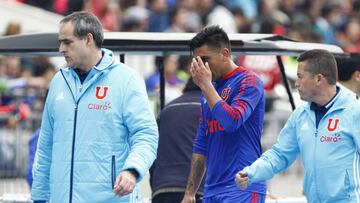 Futbol, Universidad de Chile vs Universidad Catolica.
Quinta fecha, Campeonato Apertura 2016-2017.
Gonzalo Jara jugador de Universidad de Chile se retira lesionado en el partido contra Universidad Catolica por primera divisin disputado en el estadio Nacional, Santiago, Chile.
27/08/2016
Felipe Zanca/Photosport******
Football, Universidad de Chile vs Universidad Catolica.
5th date, Aperture Championship 2016-2017.
Universidad de Chile's player Gonzalo Jara retires injured during football match against Universidad Catolica for first division at football match held at Nacional stadium in Santiago, Chile.
27/08/2016
Felipe Zanca/Photosport